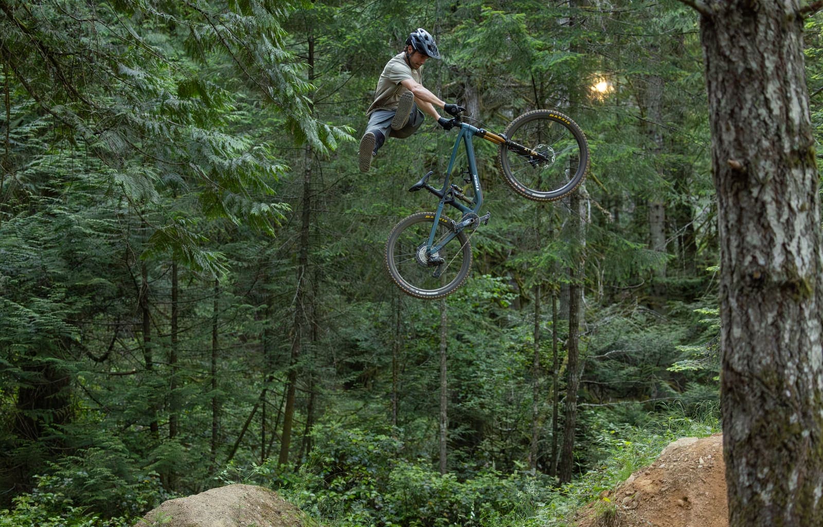 Biciklist u skoku na šumskoj stazi